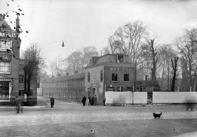 835553 Gezicht in de Wijde Doelen te Utrecht, vanaf het Ledig Erf; in het midden het huis Wijde Doelen 5 en rechts de ...